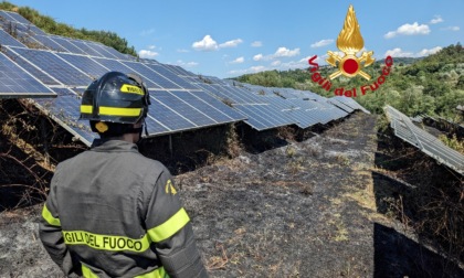 Incendio a Lastra a Signa in un campo con oltre 4000 pannelli solari