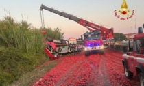 Autotreno si ribalta sull'Aurelia, autista resta incastrato: carreggiata invasa dai pomodori