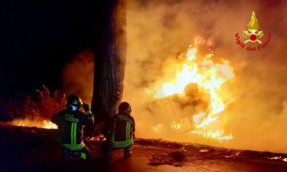 Si ribalta e muore nell'auto divorata dalle fiamme: tragico incidente a San Giuliano Terme