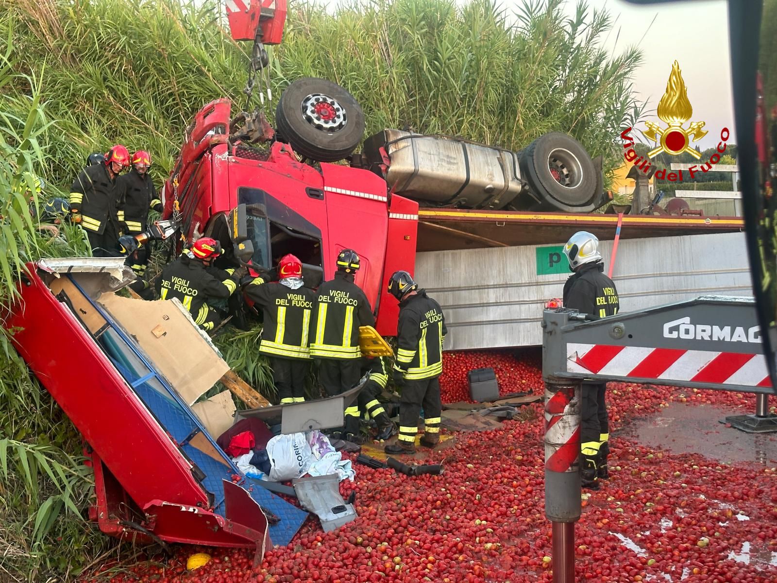 vigili del fuoco pomodori ribaltato autotreno