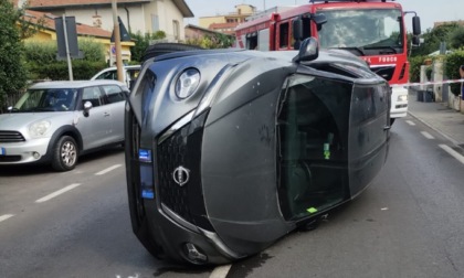 Urta una vettura in sosta e si ribalta con l'auto: soccorsa la 70enne al volante