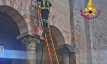 Fulmine sulla Basilica di San Pietro Apostolo, a fuoco una trave: chiuso l'accesso al pubblico