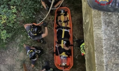 Furgone con sei persone a bordo esce di strada e finisce sotto un cavalcavia