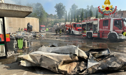 Fiamme al centro di raccolta della carta, in fumo un intero capannone