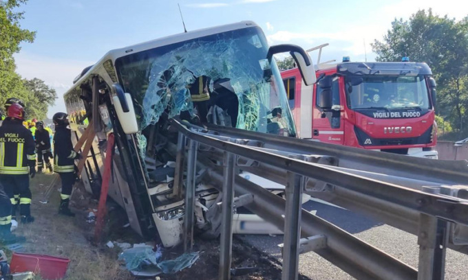 Bus di turisti sventrato dal guardrail, un morto e 25 feriti