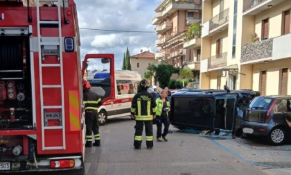 Prato, perde il controllo dell'auto e si schianta contro dei mezzi in sosta: muore 77enne