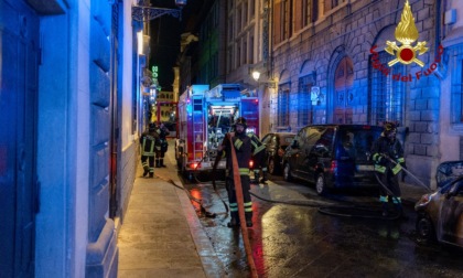 Firenze, auto in fiamme nella notte in pieno centro