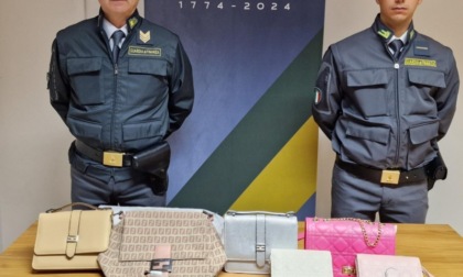 Nel magazzino uno showroom illegale di borse e portafogli contraffatti: sequestrati quasi 2000 articoli in pelle