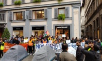 Protesta dei lavoratori in appalto Montblanc, tende piantate nella strada del lusso di Firenze