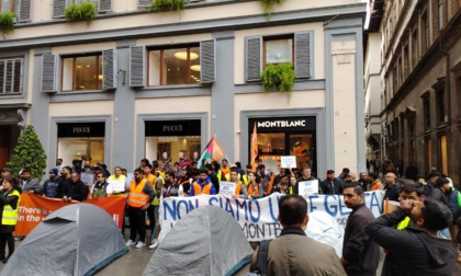 Protesta dei lavoratori in appalto Montblanc, tende piantate nella strada del lusso di Firenze