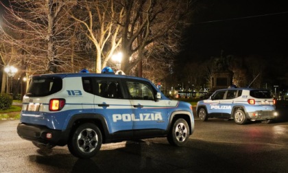 Firenze, 25enne rompe il vetro di un'auto al Parco delle Cascine per rubare un completo da uomo