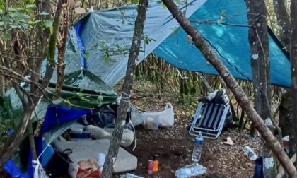 Ripulita piazza di spaccio nei boschi di Murlo: gli spacciatori abitavano in un rifugio