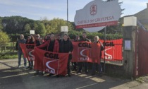 Licenziamento collettivo alla Castelli del Grevepesa, presidio di fronte alla sede: "Volontà di liberarsi dei lavoratori"