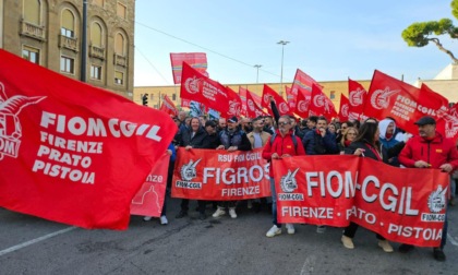 Crisi del settore moda, oltre duemila lavoratori sfilano in corteo a Firenze