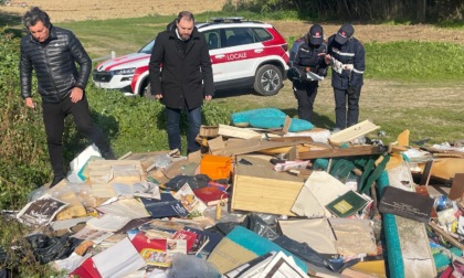 Scaricano rifiuti col camion nell'area naturalistica: scoperta discarica abusiva nell'aretino