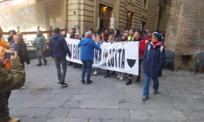 Protesta in Piazza del Campo degli operai della Beko di Siena: obiettivo rinvio della chiusura al 2027