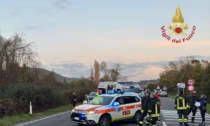 Scende dall'auto per dare soccorso, travolto da un'altra auto. Muore anziano sordomuto