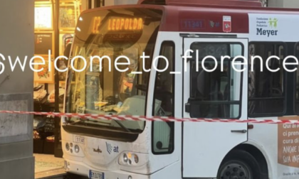 Conducente perde il controllo del bus e si schianta contro una vetrina in piazza Duomo: due bambine ferite e tanta paura a Firenze