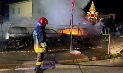 Incendio in una concessionaria di Fucecchio, quattro auto a fuoco nella notte