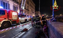 Firenze, uomo cade in Arno: il video del salvataggio dei vigili del fuoco