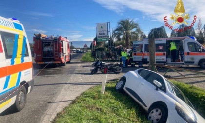 Pistoia, scontro tra auto e moto: i mezzi finiscono nel fosso, gravissimo motociclista 57enne