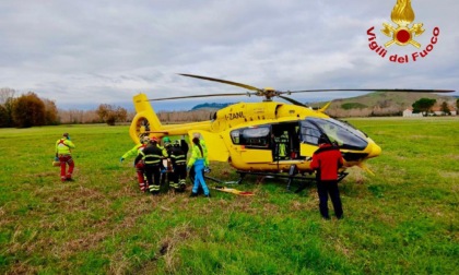 Sbalzato dalla moto finisce nella vegetazione: in ospedale con l'elisoccorso