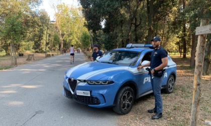 Viareggio, tenta di disfarsi di una busta nei pressi di una scuola: 21enne fermato con 22 dosi di cocaina