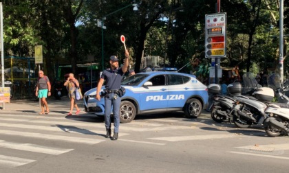 Lido di Camaiore, alla richiesta dei documenti si scagliano contro gli agenti e li aggrediscono