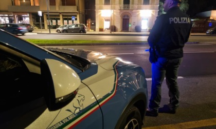 Lucca, pretende di pagare da bere con una banconota falsa poi colpisce i poliziotti con calci e pugni