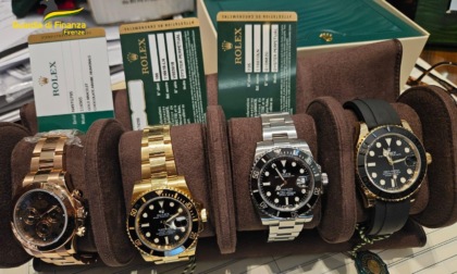 "Compro oro" totalmente abusivo nel centro di Firenze: sequestrati orologi di lusso per oltre 200mila euro