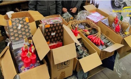 Nella cantina 111kg di fuochi d'artificio abusivi e pericolosi: aveva appena pubblicizzato la vendita sui social