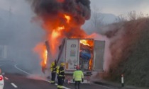 Camion carico di rifiuti in fiamme sull'A1 a Barberino di Mugello: traffico nel caos, gli ultimi aggiornamenti