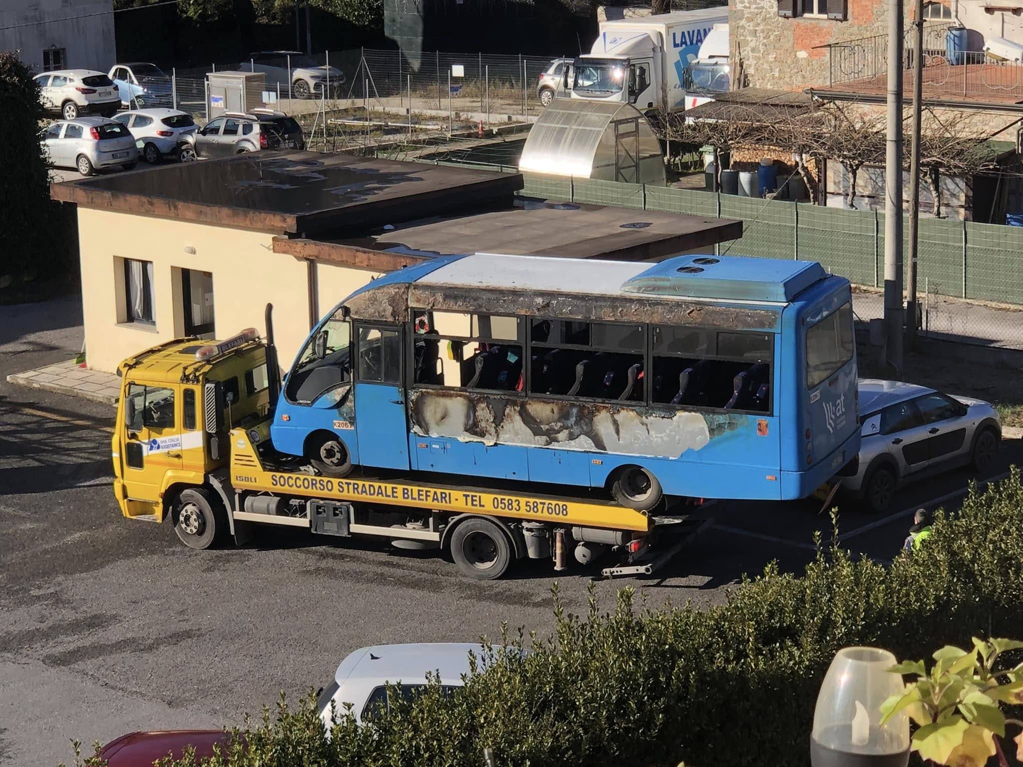 autobus in fiamme