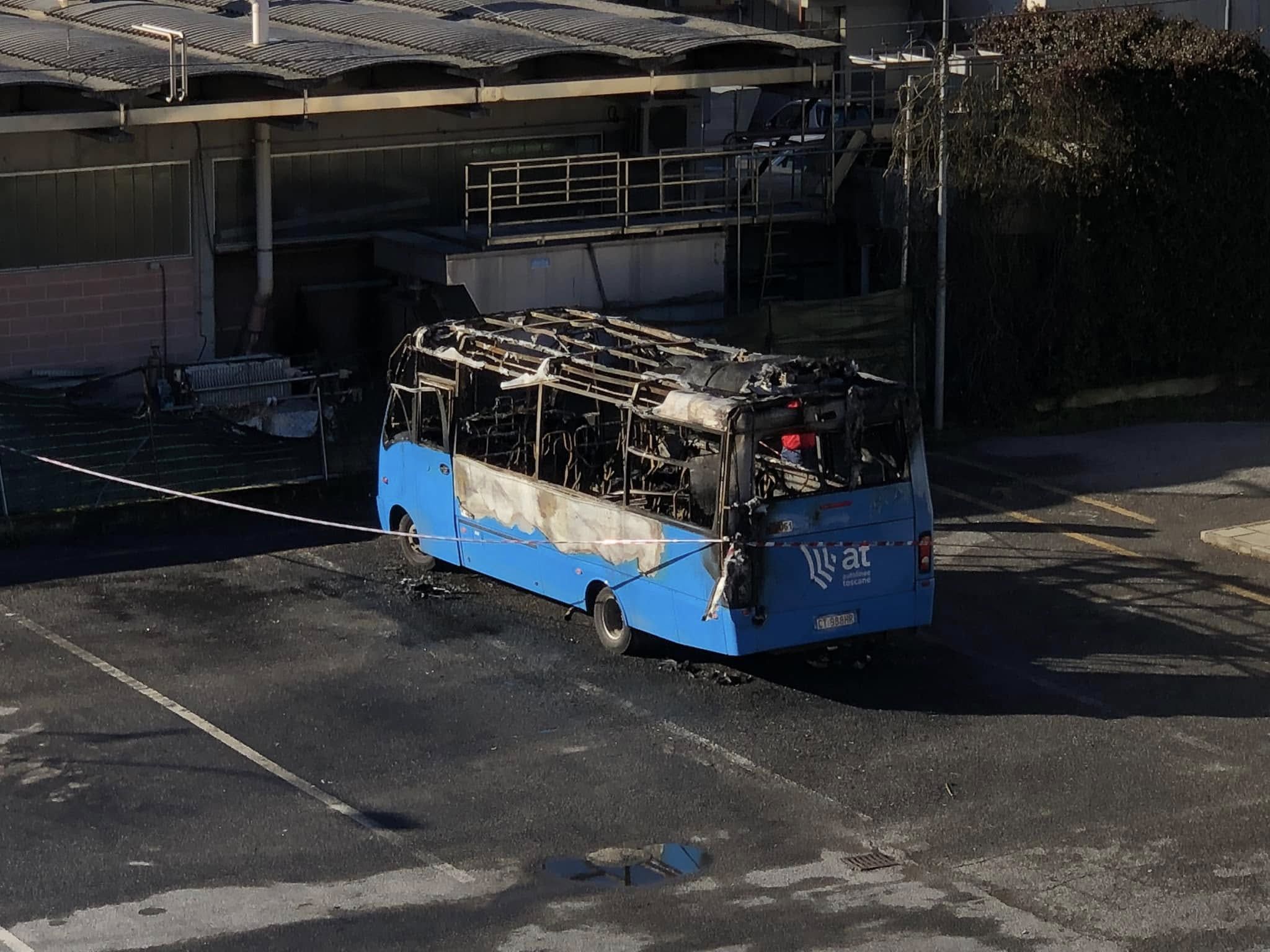 autobus in fiamme