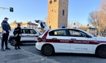 Cellulare alla guida, undici patenti ritirate a Firenze. Un fiorentino non si accorge nemmeno dell'alt degli agenti