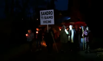 Uccise il vicino di casa, un centinaio in corteo per dimostrargli solidarietà. In prima fila il parroco di San Polo, don Natale