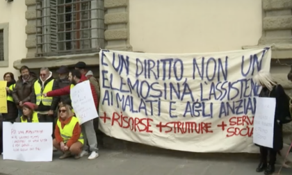 Anziani, protesta in piazza a Firenze di caregiver e gestori delle Rsa