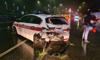 Prato, sperona pattuglia della Polizia e fugge a piedi: caccia al pirata della strada