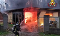 Incendio in una falegnameria: l’intervento è ancora in corso