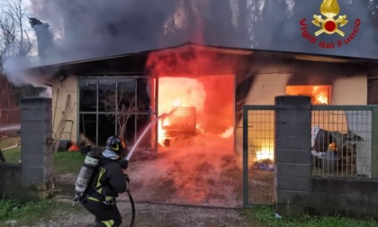 Incendio in una falegnameria: l’intervento è ancora in corso