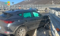 Derubano una 77enne fuori da un supermercato di Lucca poi il folle inseguimento in autostrada termina contro il guard rail