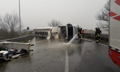 Camion si ribalta sulla 429: un ferito lieve e olio in strada