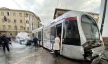 Incidente tra auto e tramvia a Firenze: convoglio esce dai binari, chiuso viale Fratelli Rosselli