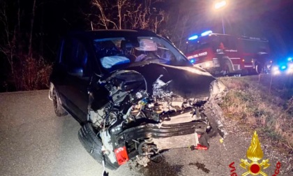 Volterra, perde il controllo e finisce fuori strada: auto distrutta nella notte