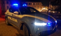 Lucca, schiaffeggia e minaccia con un cavatappi la ex compagna: soccorsa dal cugino di lui