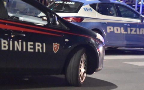 Due coniugi trovati morti in casa con ferite da arma da taglio