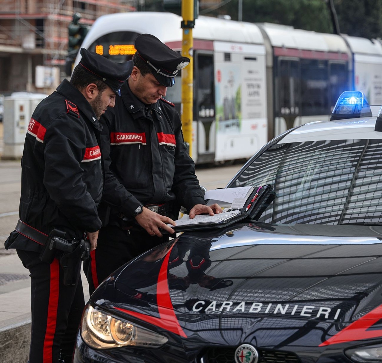 Furto in un supermercato nel fiorentino: aggressione all’addetto alla sicurezza