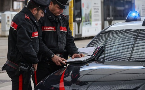 Furto in un supermercato nel fiorentino: aggressione all’addetto alla sicurezza
