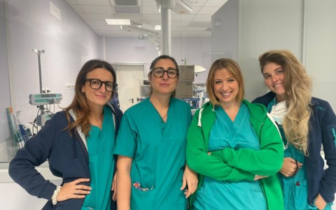 Intervento d’emergenza: paziente salvato da un’équipe medica femminile
