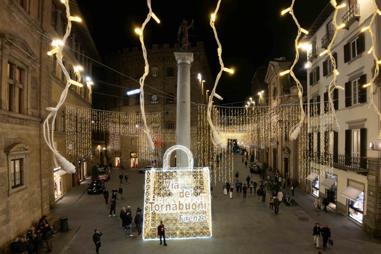 Le luminarie natalizie illuminano via Tornabuoni